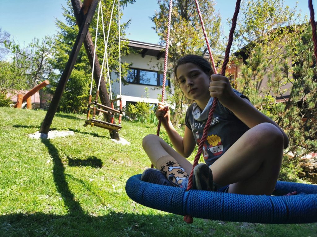 Ubytovanie-pre-rodiny-s-detmi-hojdacky1-min